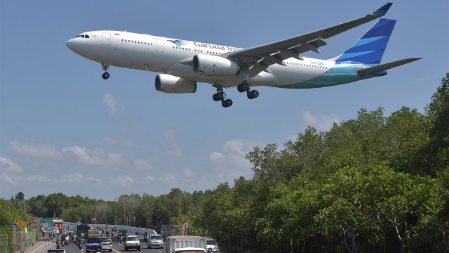 Garuda Indonesia saat bersiap mendarat di Bandara Internasional I Gusti Ngurah Rai, Denpasar, Bali, Senin (14/1/2019). Foto: ANTARA FOTO/Nyoman Hendra Wibowo