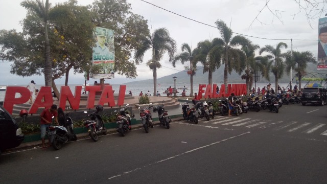Pantai Falajawa, lokasi wisata di jantung kota Ternate. (Foto: Rajif Duchlun/cermat)