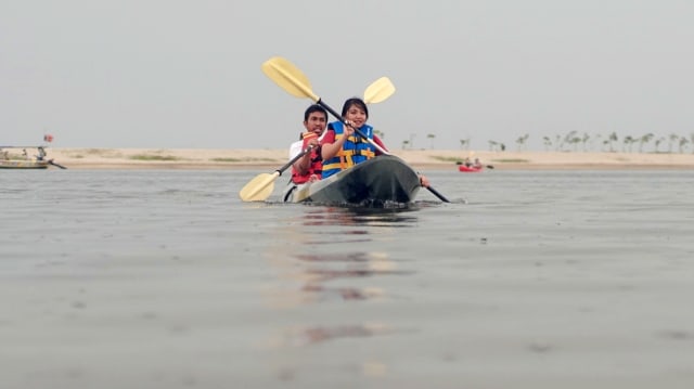 Peserta kumparan komit-up bermain kayak di Ancol. Foto: Irfan Adi Saputra/kumparan