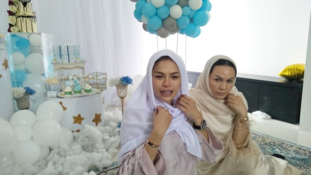 Nikita Mirzani (kiri) di acara syukuran ulang tahunnya. Foto: Alexander Vito/kumparan