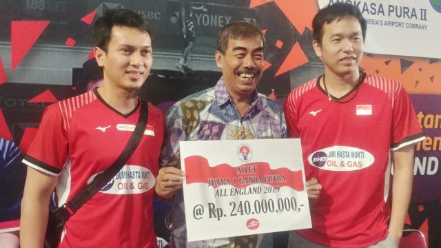 Juara All England 2019, Mohammad Ahsan dan Hendra Setiawan, menerima sambutan Kemenpora serta PBSI di Terminal 3 Bandara Soekarno Hatta, Minggu, (17/3). Foto: Anju Christian P. Silaban/kumparan
