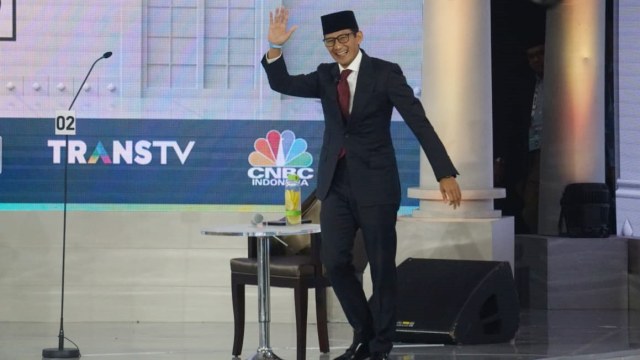 Cawapres no urut 02, Sandiaga Uno menyapa pendukunganya di Debat Ketiga Calon Wakil Presiden (Cawapres) Pemilu 2019 di Hotel Sultan, Minggu, (17/3). Foto: Iqbal Firdaus/kumparan