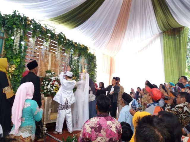 Nyawer atau saweran merupakan budaya menaburkan beberapa benda-benda kecil yang dilakukan oleh orang tua kedua mempelai. (Dok)