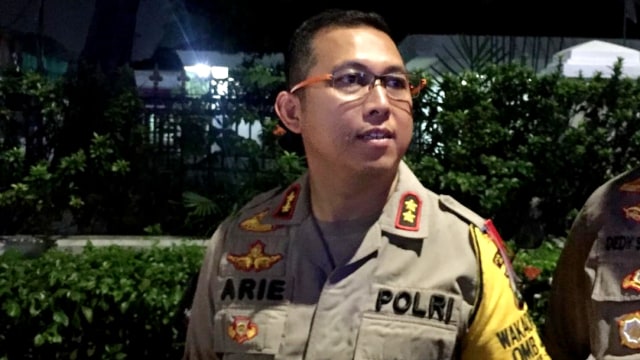 Wakapolres Jakarta Pusat Arie Ardian saat memantau temuan tas mencurigakan di rumah aspirasi, Jalan Peoklamasi, Jakarta Pusat, Minggu (17/3). Foto: Fachrul Irwinsyah/kumparan