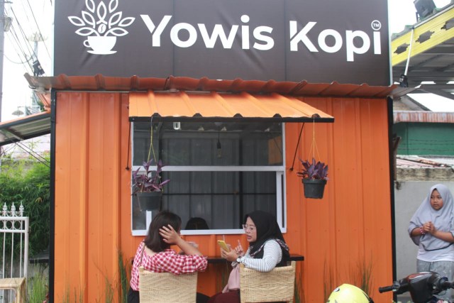 Pelanggan Yowis Kopi sedang menikmati es kopi susu di depan outlet yang berlokasi di jalan dr. Susilo, No. 25, Sumur Batu, Telukbetung Utara | foto: Latifah Desti Lustikasari/Lampung Geh