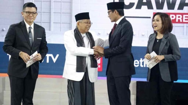 Cawapres nomor urut 01 K.H. Ma'ruf Amin (kiri) berjabat tangan dengan Cawapres nomor urut 02 Sandiaga Uno (kanan) saat mengikuti Debat Capres Putaran Ketiga di Hotel Sultan, Jakarta, Minggu (17/3). Foto: Iqbal Firdaus/kumparan