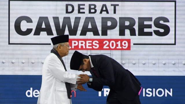 Cawapres nomor urut 01 K.H. Ma'ruf Amin (kiri) berjabat tangan dengan Cawapres nomor urut 02 Sandiaga Uno (kanan) saat mengikuti Debat Ketiga Calon Wakil Presiden (Cawapres) Pemilu 2019 di Hotel Sultan, Minggu, (17/3). Foto: ANTARA FOTO/Wahyu Putro A