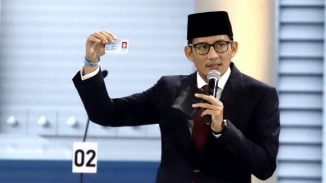 Cawapres no urut 02, Sandiaga Uno menunjukkan KTP saat Debat Ketiga Calon Wakil Presiden (Cawapres) Pemilu 2019 di Hotel Sultan, Minggu, (17/3). Foto: Iqbal Firdaus/kumparan