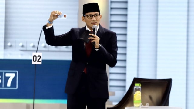 Cawapres no urut 02, Sandiaga Uno menunjukkan KTP saat Debat Ketiga Calon Wakil Presiden (Cawapres) Pemilu 2019 di Hotel Sultan, Minggu, (17/3). Foto: Iqbal Firdaus/kumparan