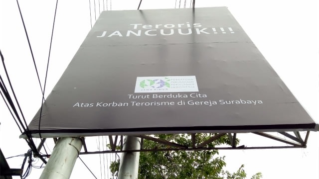 Baliho Teroris Jancuk di salah satu sudut kota Surabaya (Foto: Ferio Pristiawan/kumparan)