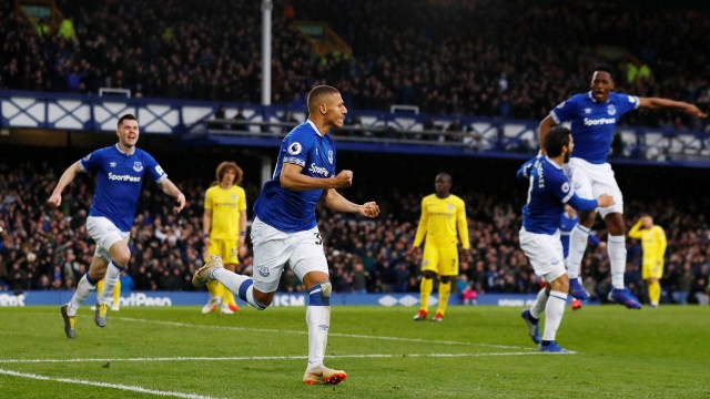 Richarlison merayakan golnya untuk Everton ke gawang Chelsea. Foto: Reuters/Jason Cairnduff