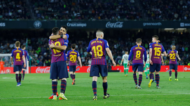 Luis Suarez kepada Lionel Messi, "Berada, dipelukanmu..." Foto: REUTERS/Marcelo del Pozo