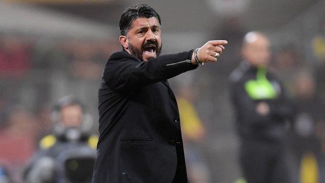 Gennaro Gattuso saat memberi arahan kepada pemain AC Milan di Derby della Madonnina. Foto: REUTERS/Daniele Mascolo