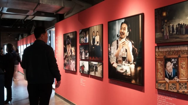 Poster-poster Mr Sunshine di dalam studio. Foto: Khiththati/acehkini