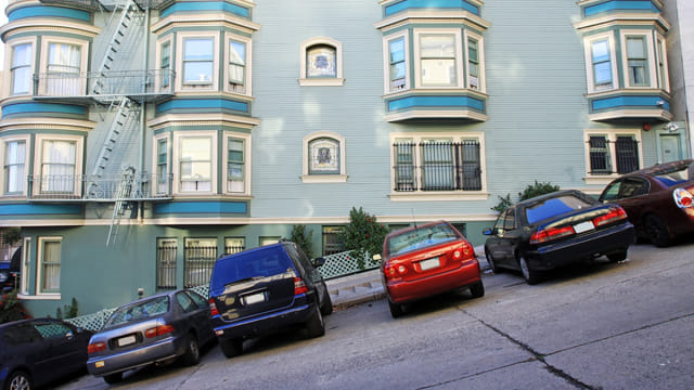 Parkir di jalan miring. Foto: Planetizen.com