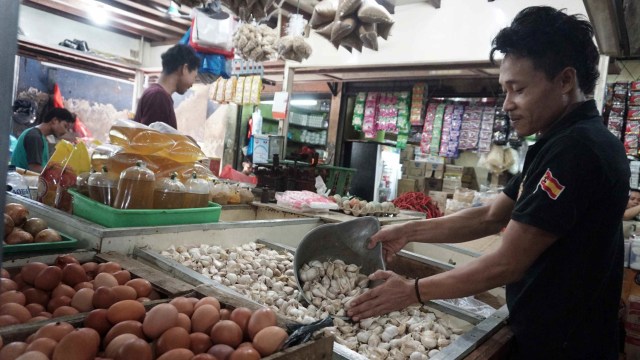 Pedagang sembako di pasar jaya Mampang Prapatan. Foto: Jamal Ramadhan/kumparan