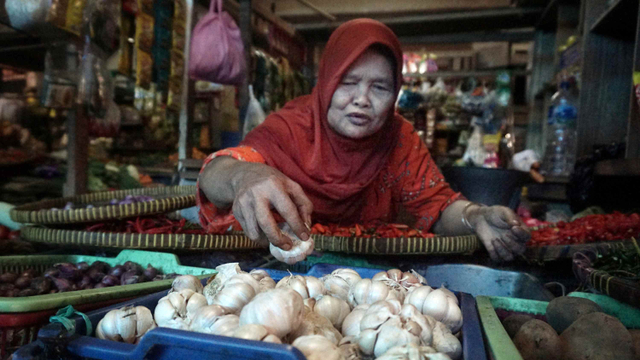Pedagang sembako di pasar jaya Mampang Prapatan. Foto: Jamal Ramadhan/kumparan