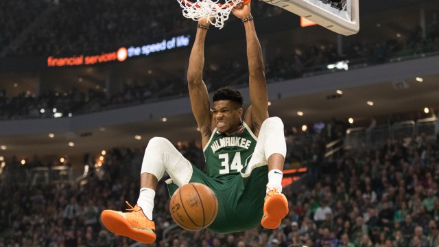 Giannis Antetokounmpo, dengan rekor poinnya, tak mampu selamatkan Bucks dari kekalahan. Foto: USA Today/Reuters/Jeff Hanisch