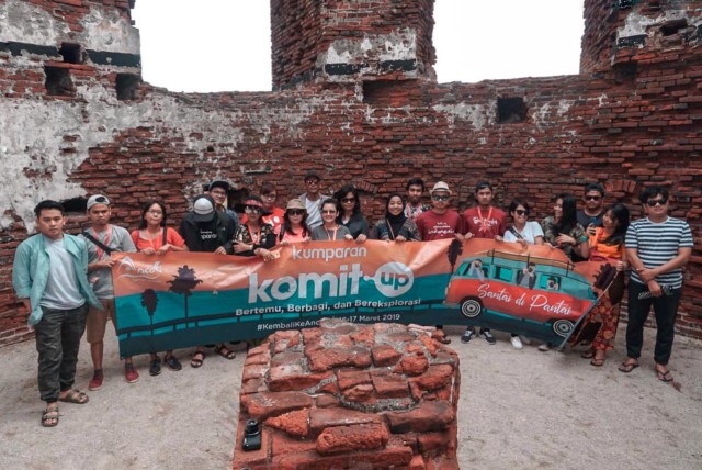 Peserta Kumparan Komit-Up berfoto dengan latar belakang Benteng Martello di Pulau Kelor Foto: Kumparan | Edit Foto: Hariry Anwar
