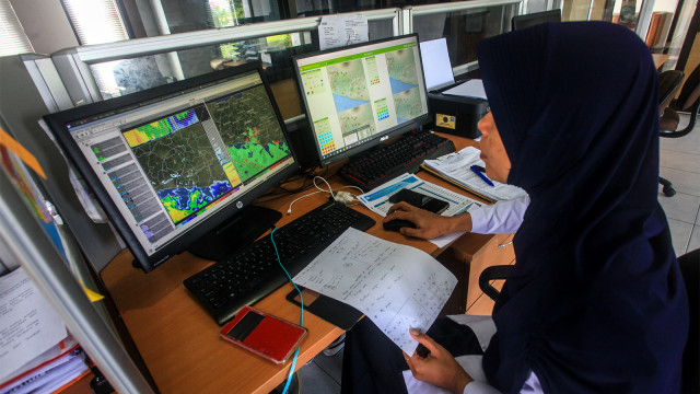 Petugas pemantau di kantor Stasiun Klimatologi Badan Meteorologi, Klimatologi dan Geofisika (BMKG). Foto: ANTARA FOTO/Andreas Fitri Atmoko