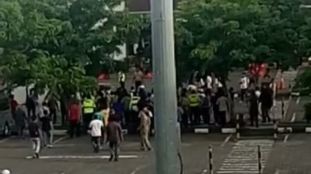 Keributan yang terjadi antara sopir taksi konvensional dengan taksi online di Bandara Ngurah Rai (kanalbali/KAD)