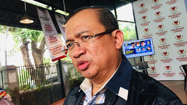 Wakil Ketua BPN Prabowo-Sandi, Priyo Budi Santoso usai menganalisis debat ketiga Pilpres 2019 di Media Center Prabowo-Sandi, Jakarta, Senin (18/3). Foto: Ajo Darisman/kumparan