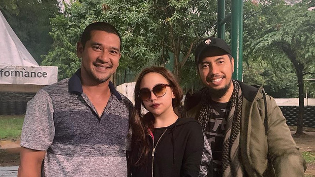 Salmafina (tengah) dengan ayahnya, Sunan Kalijaga (kanan). Foto: Instagram/@salmafinasunan