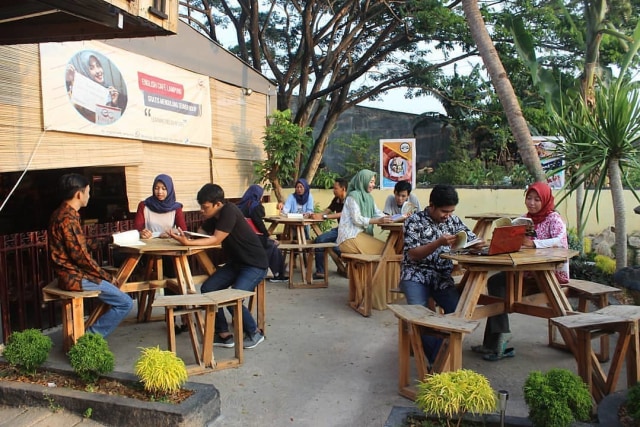 Proses belajar kelas reguler member English Cafe Lampung di Jalan Palapa 5 No. 23, Labuhan Ratu, Kedaton | foto: dok. English Cafe Lampung 
