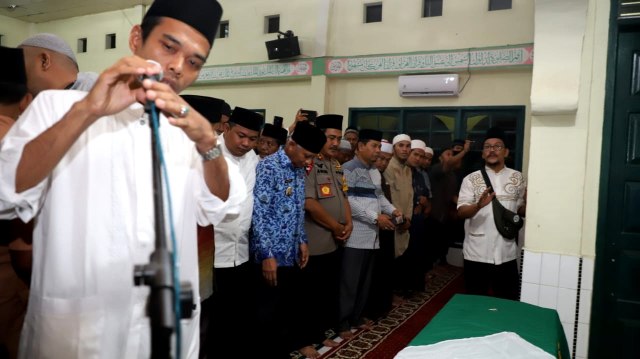 Suasana salat jenazah ibu Ustaz Abdul Somad di Asahan, Sumatera Utara. Foto: Dok. Istimewa
