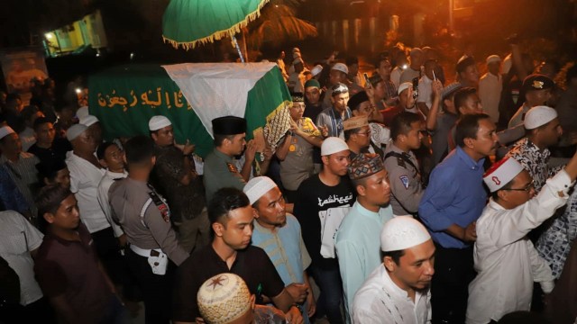 Suasana pemakaman ibu Ustaz Abdul Somad di Asahan, Sumatera Utara. Foto: Dok. Istimewa