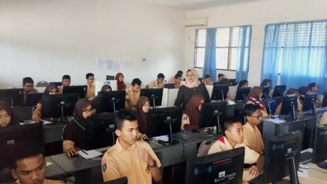Simulasi Ujian Nasional Berbasis Komputer (UNBK) tingkat SMP di salah satu sekolah di Batam (foto:istimewa)