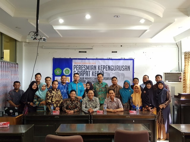 Para pengurus Himpunan Mahasiswa Pascasarjana Universitas Mulawarman berfoto bersama  | Photo from Charles (karja.id)