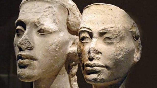 Patung Akhenaten and Nefertiti. Foto: kairoinfo4u/ CC BY NC SA 2.0