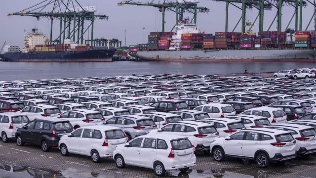 Deretan mobil baru siap ekspor terparkir di PT Indonesia Kendaraan Terminal atau IPC Car Terminal, Cilincing, Jakarta. Foto: ANTARA FOTO/Aprillio Akbar