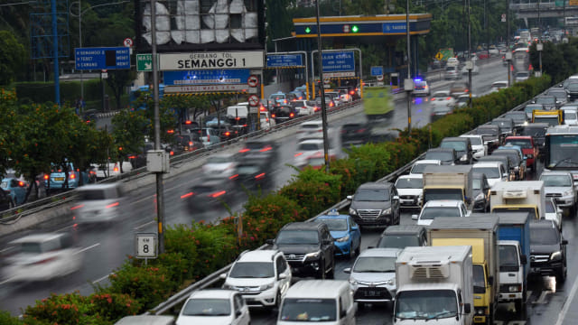 Kendaraan melintas di ruas tol dalam kota Jakarta di kawasan Semanggi, Jakarta, Jumat (15/3/2019). Foto: ANTARA FOTO/Indrianto Eko Suwarso