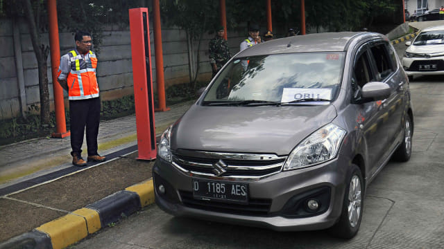 Presiden Direktur PT Marga Mandalasakti (Astra Tol Tangerang-Merak) Krist Ade Sudiyono (kiri) mengawasi uji coba sistem pembayaran tol tanpa berhenti (electronic collection free flow) di Serang Timur, Banten, Senin (18/3/2019). Foto: ANTARA FOTO/Asep Fathulrahman