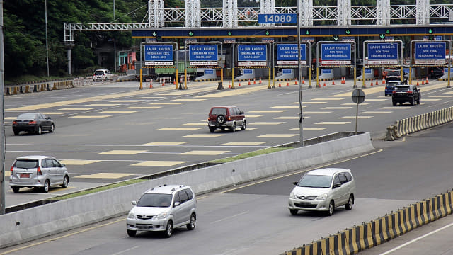 Sejumlah kendaraan melintasi Gerbang Tol Pondok Ranji, Jakarta, Selasa (19/3). Foto: Helmi Afandi/kumparan