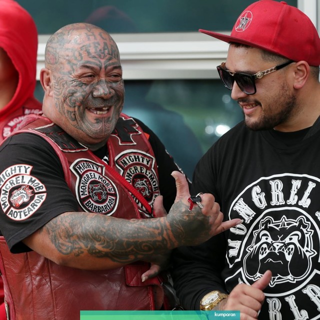 Para anggota geng motor Mongrel Mob memberikan penghormatan di Hagley College untuk para korban serangan masjid di Christchurch. Foto: AFP/MICHAEL BRADLEY