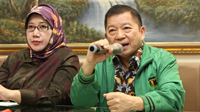 Plt Ketua Umum Partai Persatuan Pembangunan Suharso Monoarfa didampingi Wakil Ketua Umum PPP Reni Marlinawati memberikan keterangan pers terkait hasil rapat pengurus harian di kantor DPP PPP, Jakarta. Foto: Antara/Reno Esnir