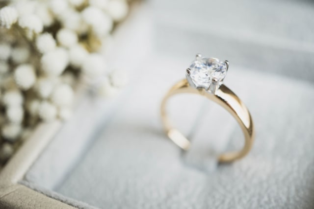 Ilustrasi cincin berlian untuk tunangan. Foto: Shutterstock