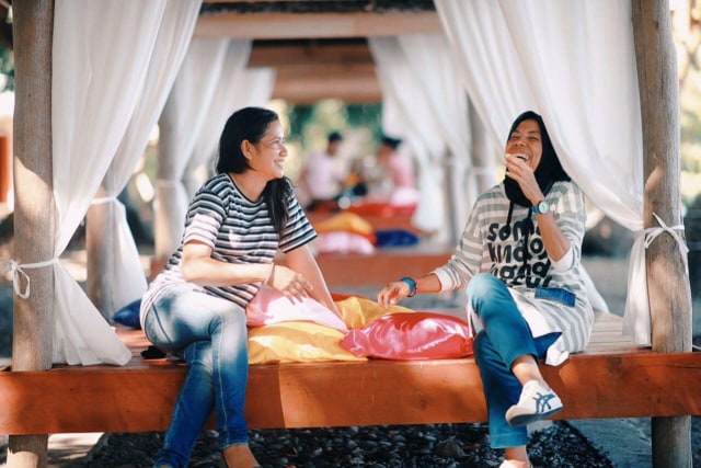 Tempat Santai di Pinggir Pantai. (dok: Cafe Batu Dua)