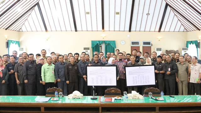 Bupati Dr Hj Anna Muawanah bersama pejabat Esselon II dan III  Pemkab Bojonegoro, usai Penandatanganan Komitmen Bersama, Program Pemberantasan Korupsi Terintegrasi pada Pemkab Bojonegoro, Selasa (19/03/2019)