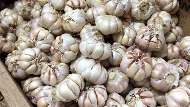 Stok bawang putih di Pasar Induk Kramat Jati, Jakarta. Foto: Selfy Momongan/kumparan