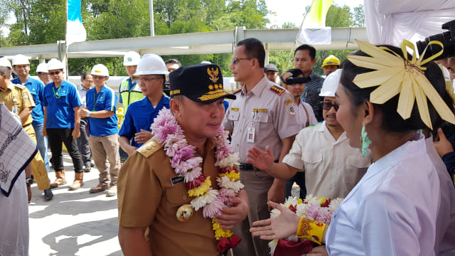 Acara penyambutan Gubernur Kalteng Sugianto Sabran di kawasan Pelabuhan Tempenek, Kumai (Foto: Joko Hardyono)