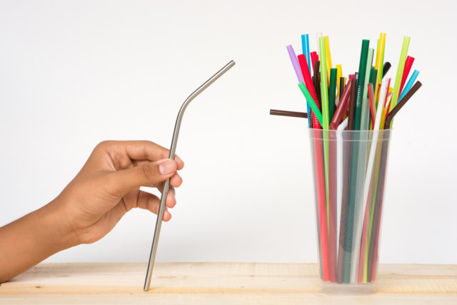 Ilustrasi sedotan plastik dan stainless Foto: dok.shutterstock