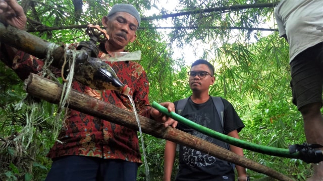 Kru cermat saat melihat Orang Tongole secara swadaya, membuat aliran air dari Air Tege-Tege ke pemukiman. (Foto: Rajif Duclun/cermat)