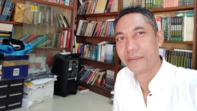 Cak Tarno di kedai buku miliknya. Foto: Facebook/Cak Tarno