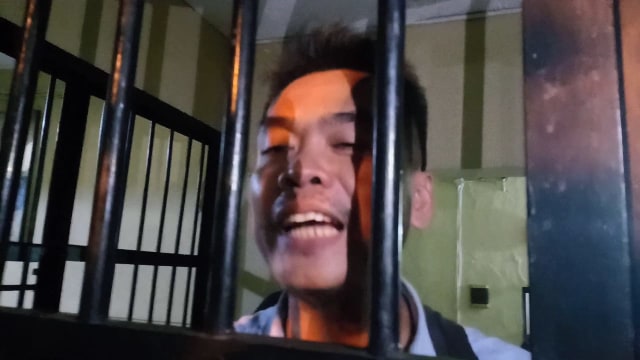 Moh. Subkhan saat ditahan di Rutan Mapolres Brebes, Selasa malam (19/3). (Foto: Yunar Rahmawan)