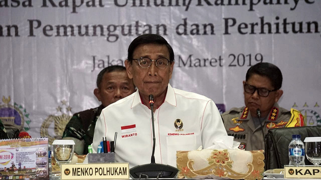 Menkopolhukam Wiranto saat menghadiri video conference terkait keamanan kampanye dan perhitungan suara Pemilu Serentak di Kemenko Polhukam, Jakarta, Rabu (20/3). Foto: Jamal Ramadhan/kumparan