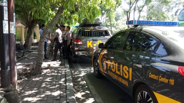 Sejumlah Polisi berjaga di depan Pengadilan Negeri Surabaya. Foto: Yuana Fatwalloh/kumparan